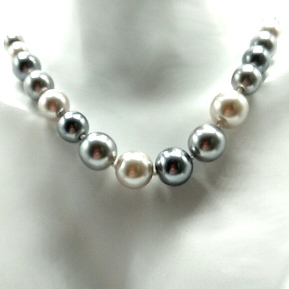 VTG Shell Pearl Necklace Silver & Soft Gray Knotted 925 Silver Closure - Picture 3 of 11